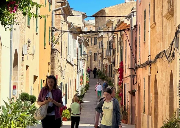 Willa Lolivar Canaves By Vintage Travel